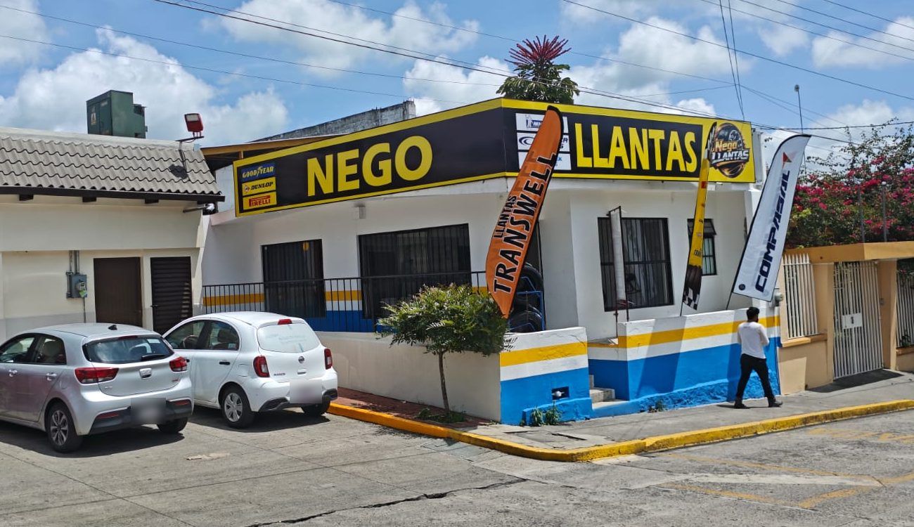 Sucursal de Nego Llantas en esquina