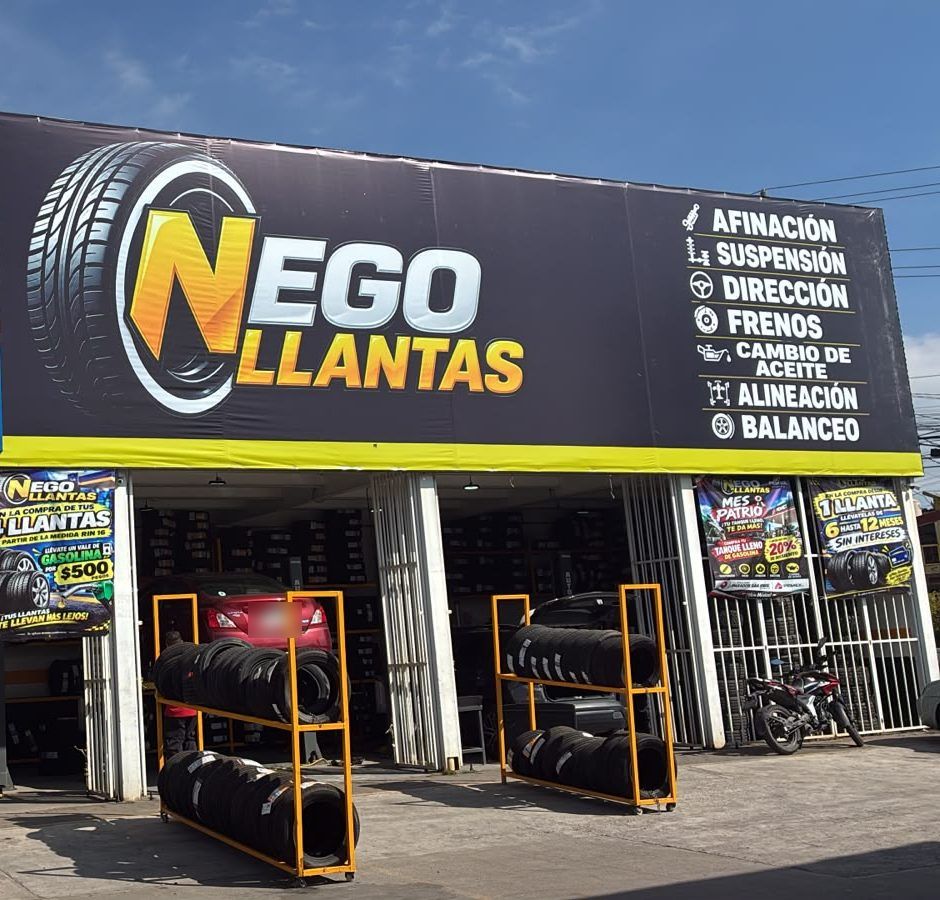 Fachada de Nego Llantas con exhibidores de llantas