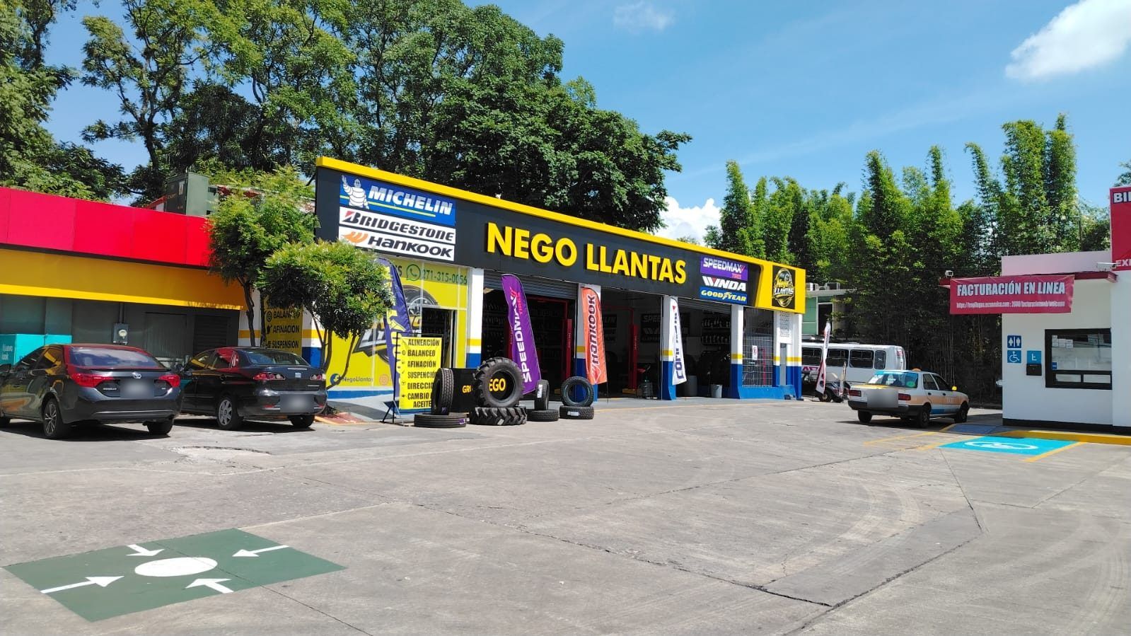 Sucursal de Nego Llantas con su fachada amarilla y azul