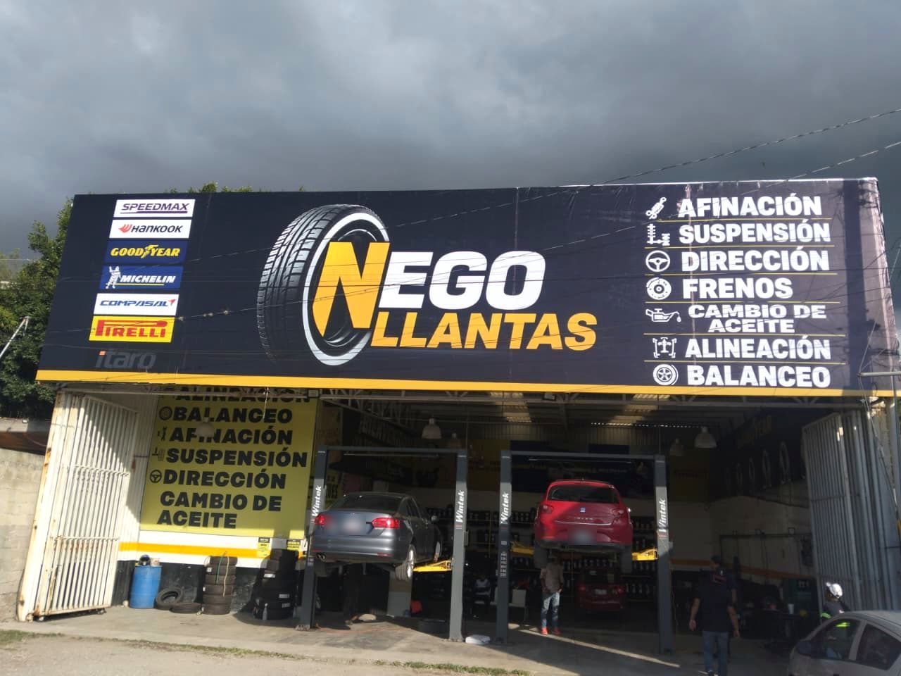 Taller de Nego Llantas con autos en elevadores